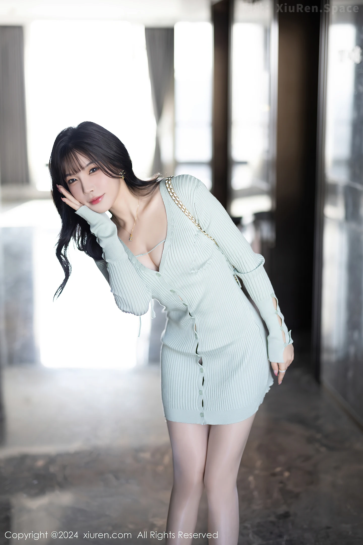 图片[4]-[XiuRen秀人网]VOL.8028 女神徐莉芝Booty性感淡蓝服饰露紫色内衣配肉丝袜迷人诱惑写真85P-秀人网官方网站